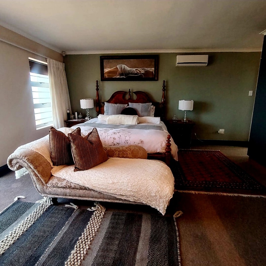 5 Bedroom Property for Sale in Beacon Bay Eastern Cape